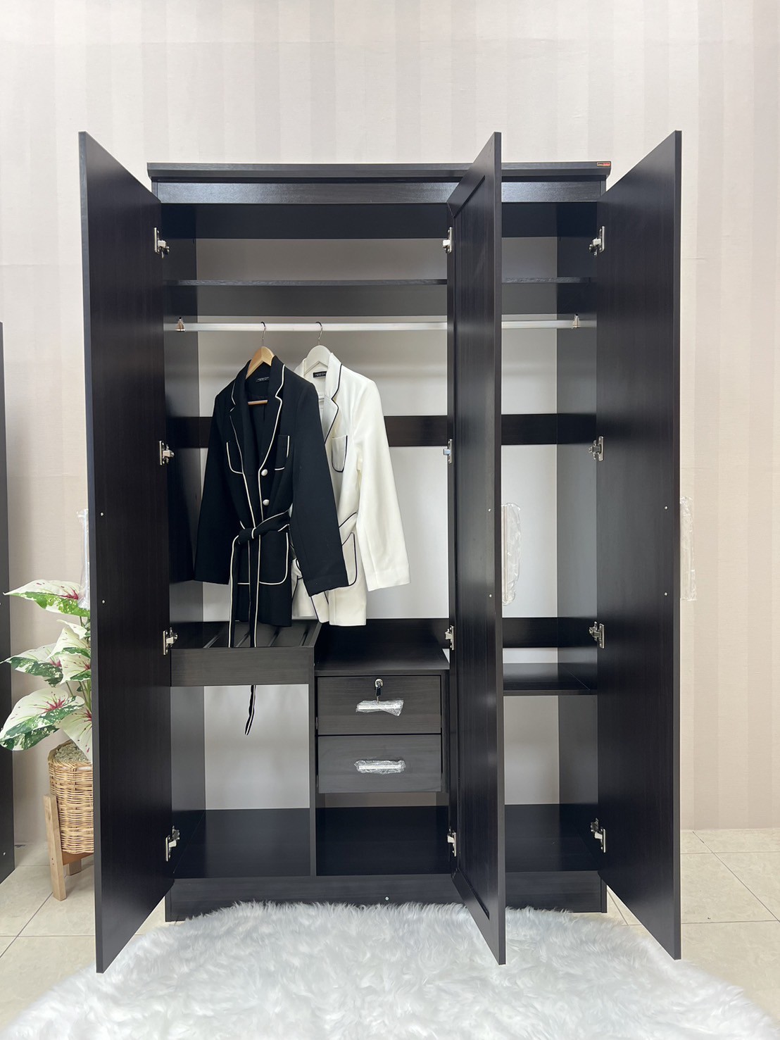 89071::WR-7030B::ตู้เสื้อผ้า3 บานเปิด 1.2 ม. กระจกเงากลาง1บาน หน้าบานเมลามีน ขนาด1200x520x2000มม. SPEC:PU/MELAMINE สีโอ๊ค(Od),สีโอ๊คดำขาว(OdWh),สีขาว(Wh),สีโซลิดกราไฟท์(SoGp),สีโซลิดขาว(SoWh),สีไลท์เวงเก้แฟบริค(LvFb)